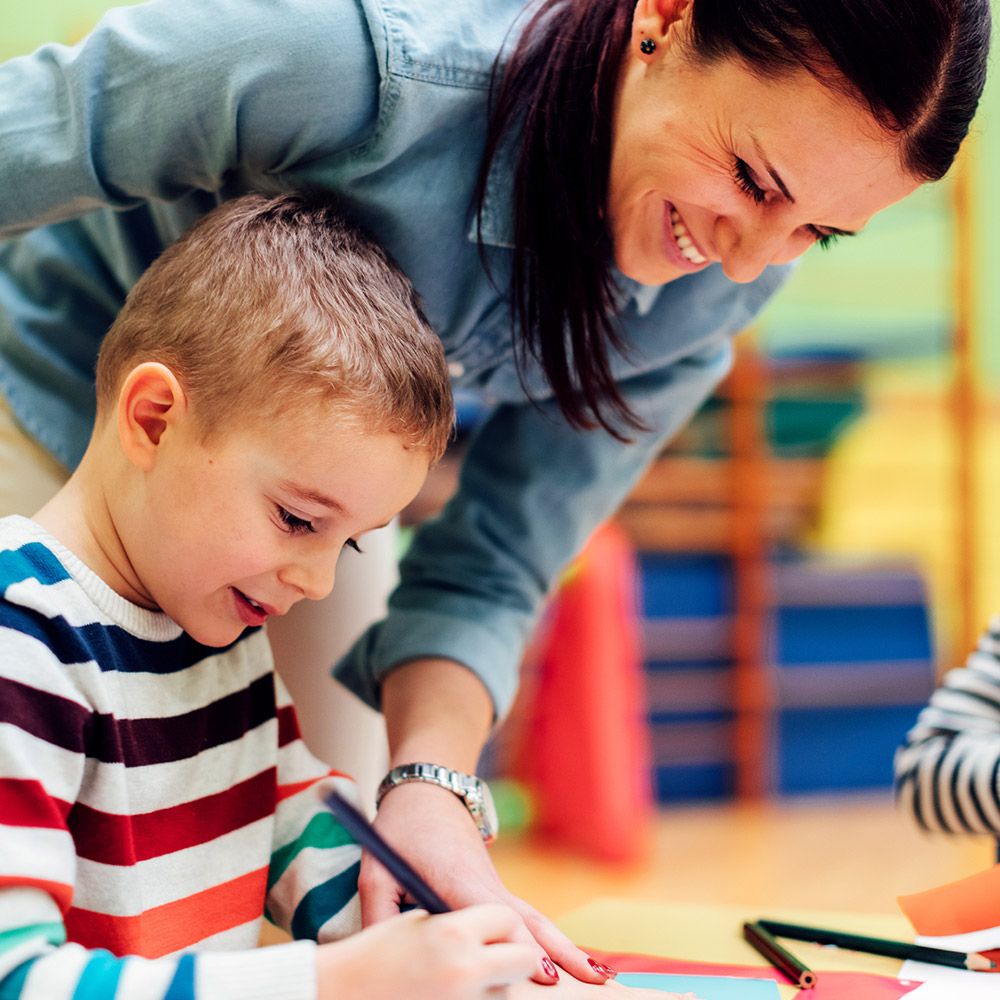 Kind und Lehrerin